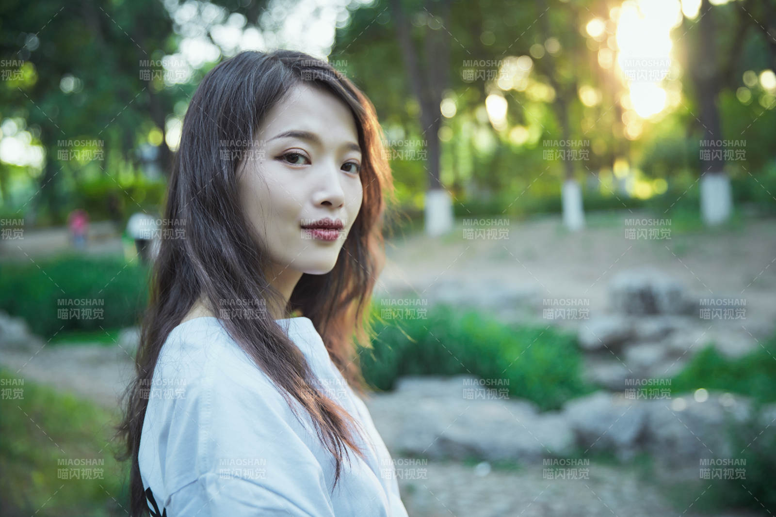 户外公园夕阳下逆光拍摄的亚洲美少女图片