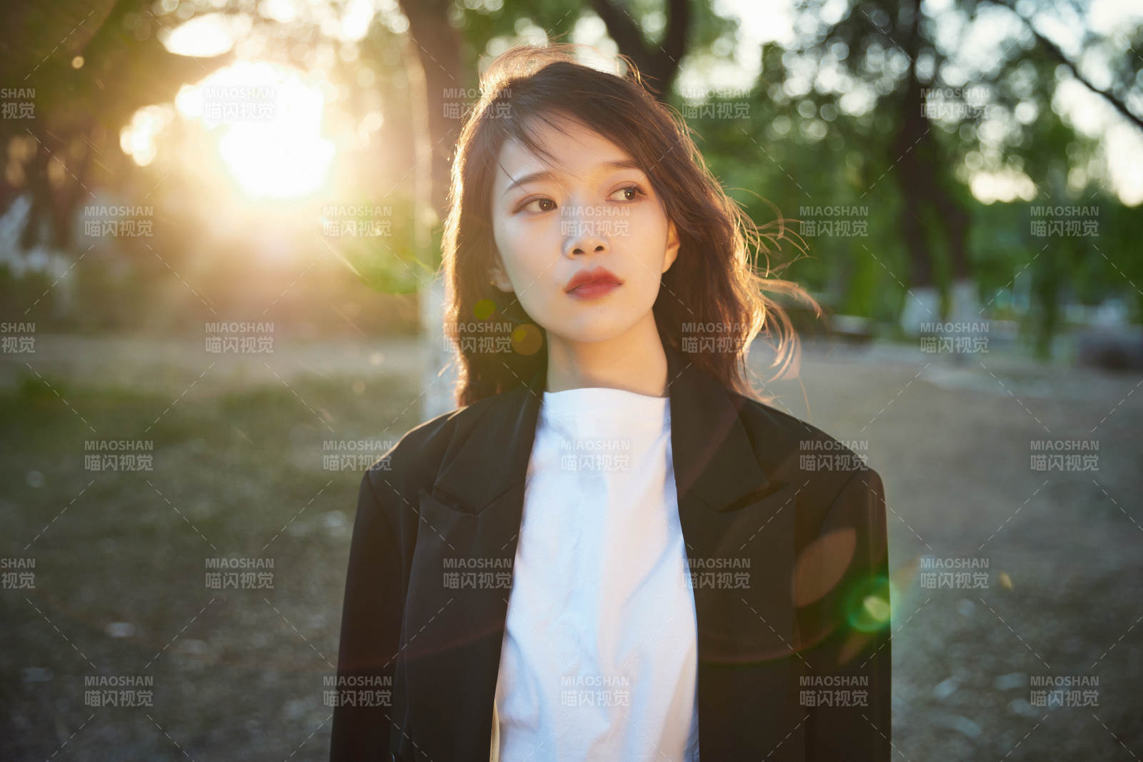 户外公园夕阳下逆光拍摄的亚洲美少女图片