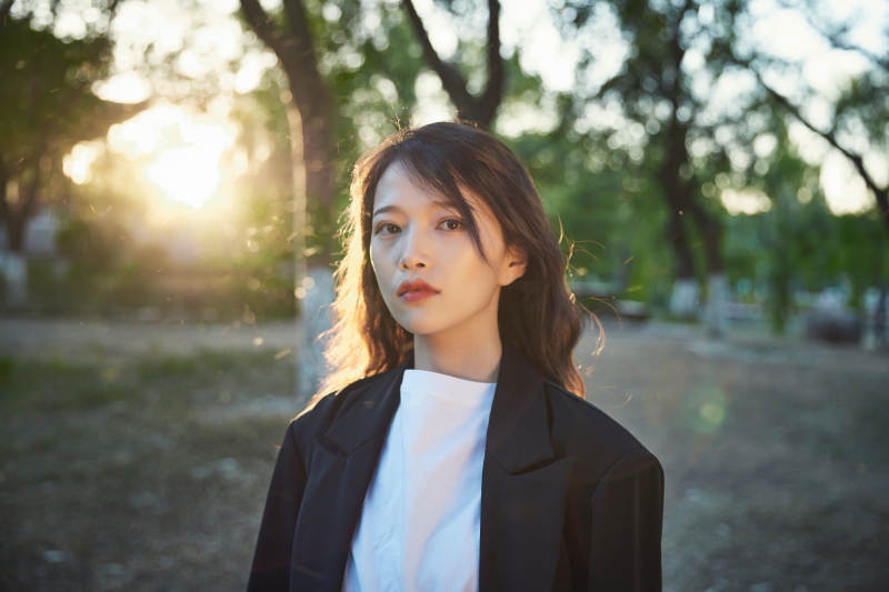 户外公园夕阳下逆光拍摄的亚洲美少女图片