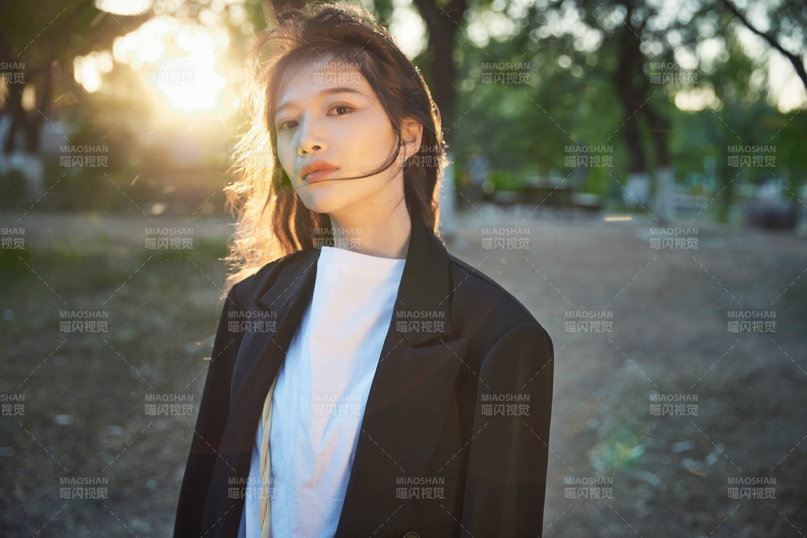 户外公园夕阳下逆光拍摄的亚洲美少女图片