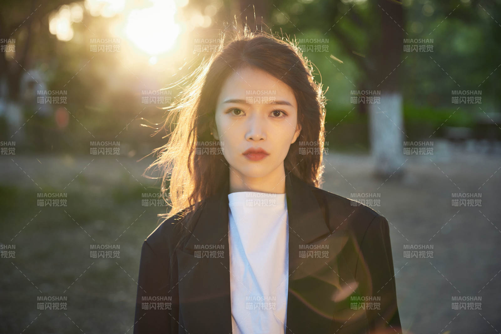 户外公园夕阳下逆光拍摄的亚洲美少女图片