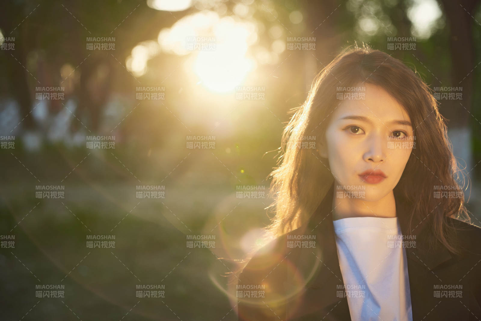 户外公园夕阳下逆光拍摄的亚洲美少女图片