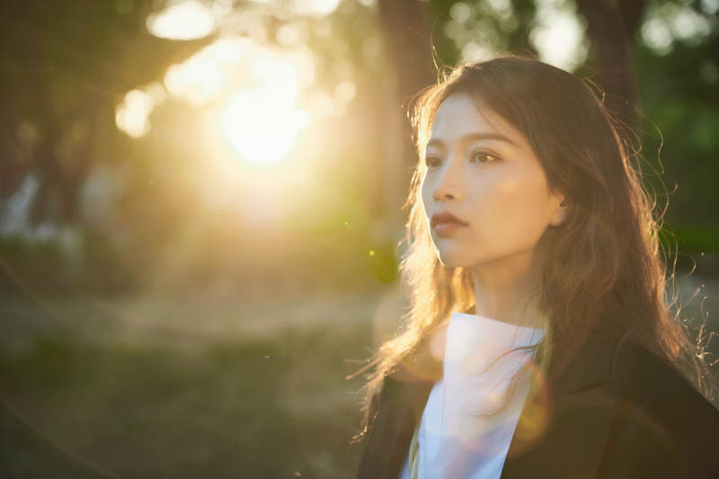 户外公园夕阳下逆光拍摄的亚洲美少女图片