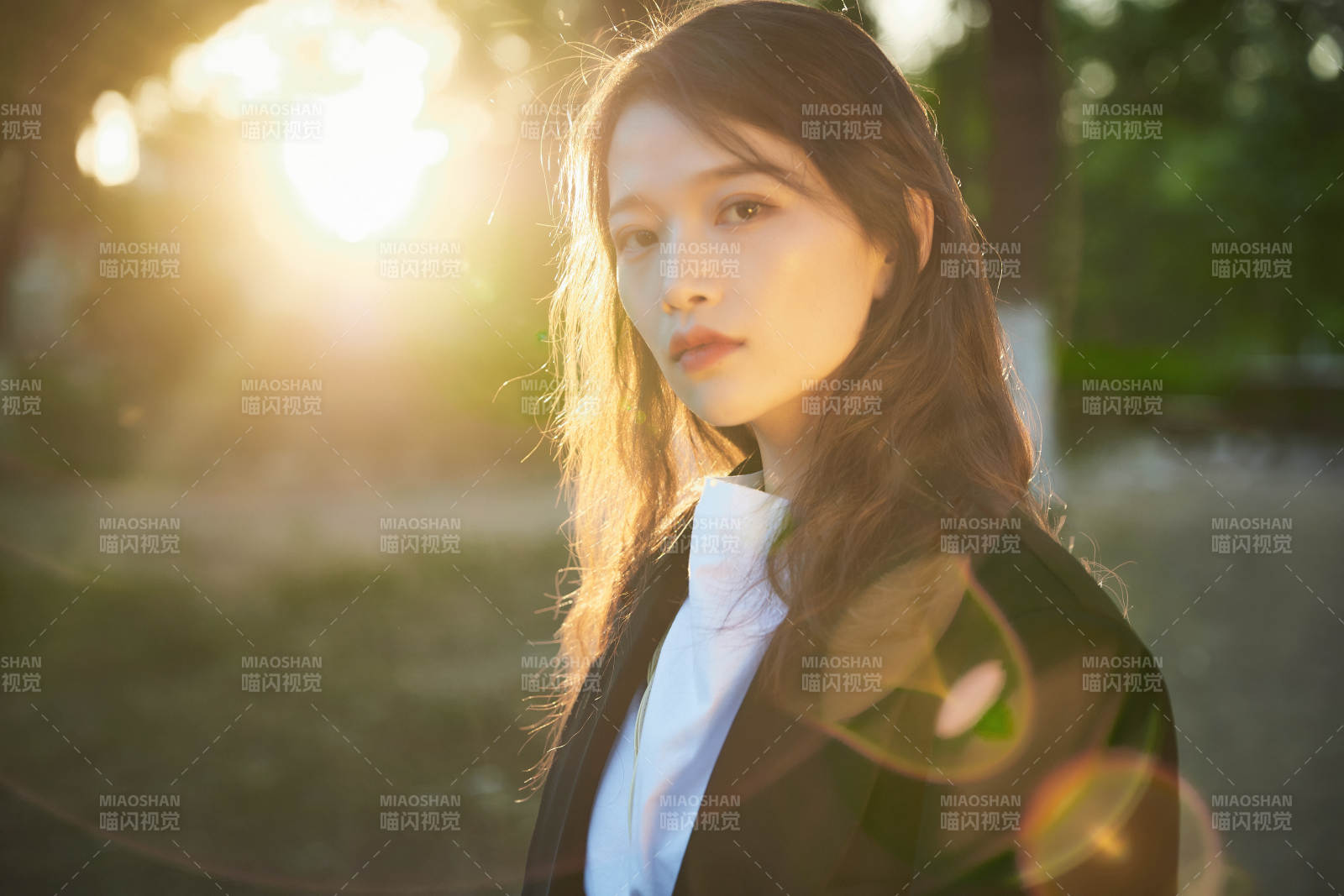 户外公园夕阳下逆光拍摄的亚洲美少女图片