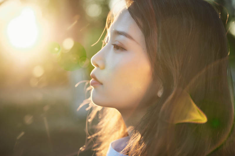 户外公园夕阳下逆光拍摄的亚洲美少女图片