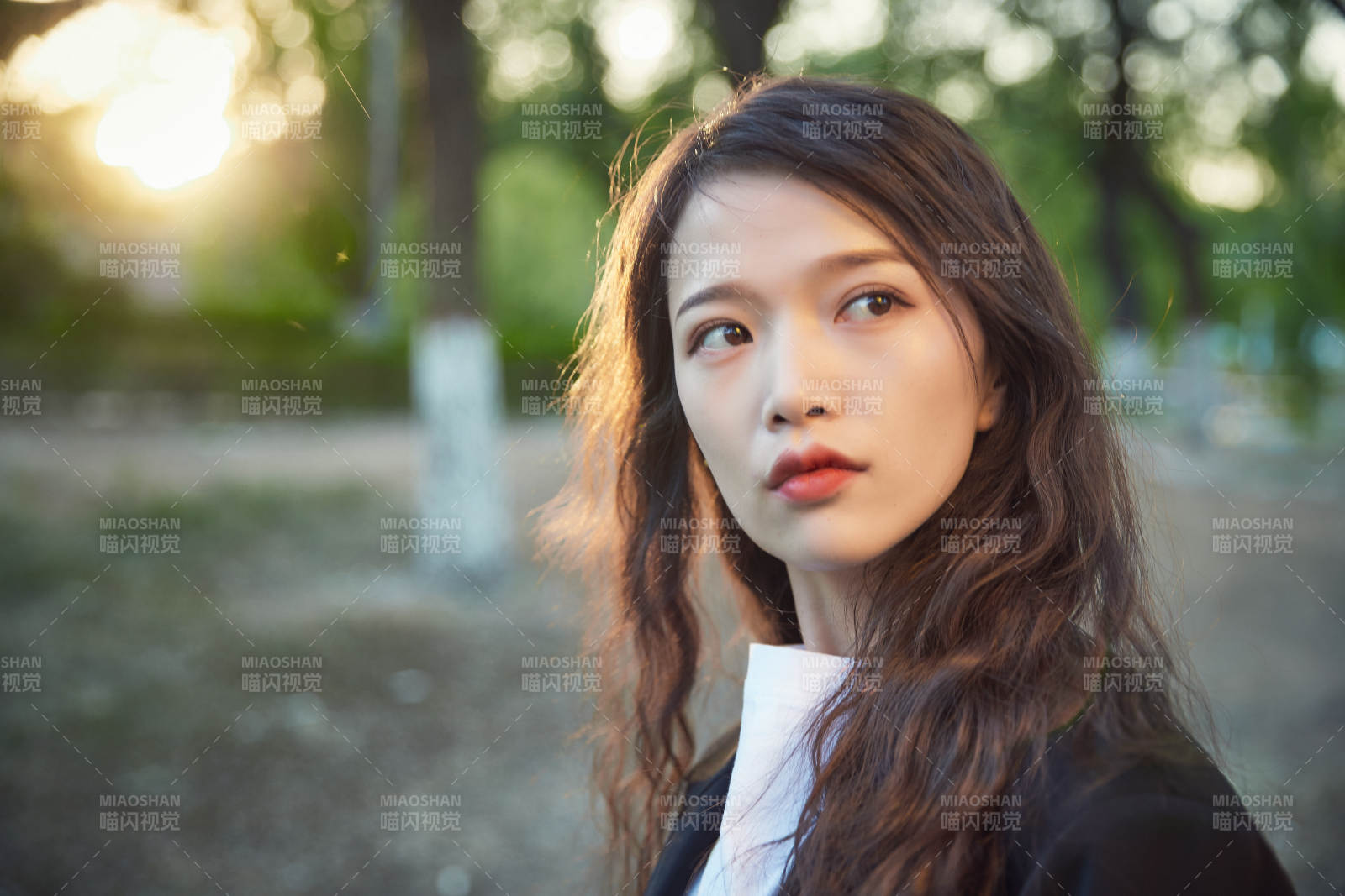 户外公园夕阳下逆光拍摄的亚洲美少女图片