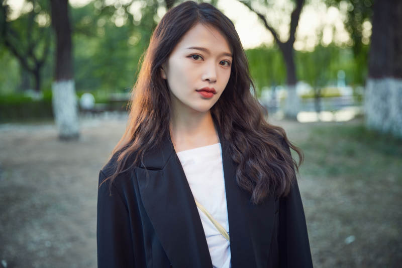 户外公园夕阳下逆光拍摄的亚洲美少女图片