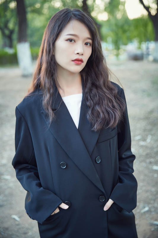 户外公园夕阳下逆光拍摄的亚洲美少女图片