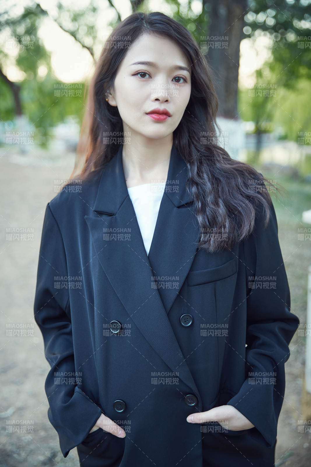 户外公园夕阳下逆光拍摄的亚洲美少女图片