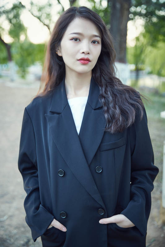 户外公园夕阳下逆光拍摄的亚洲美少女图片