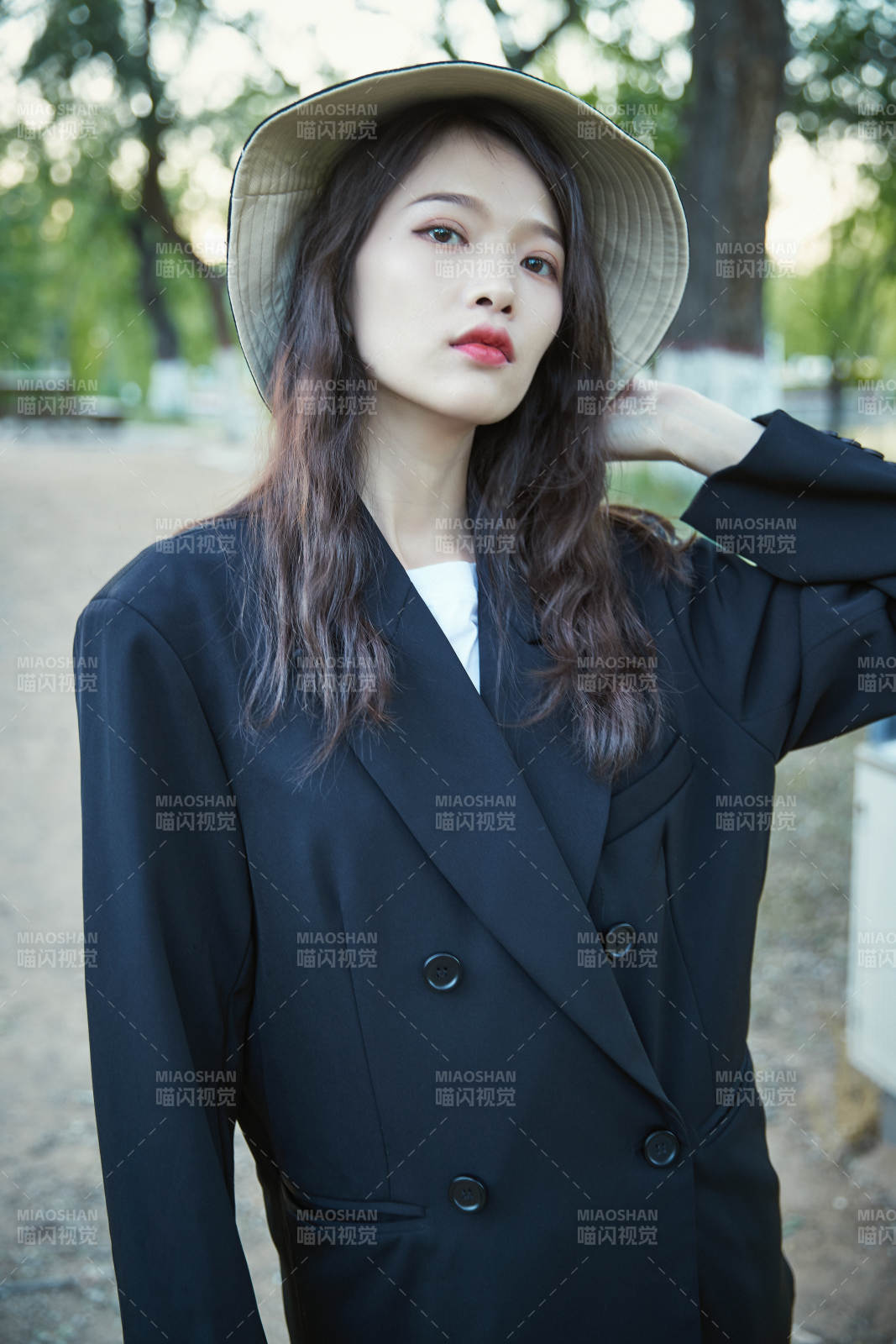 户外公园夕阳下逆光拍摄的亚洲美少女图片