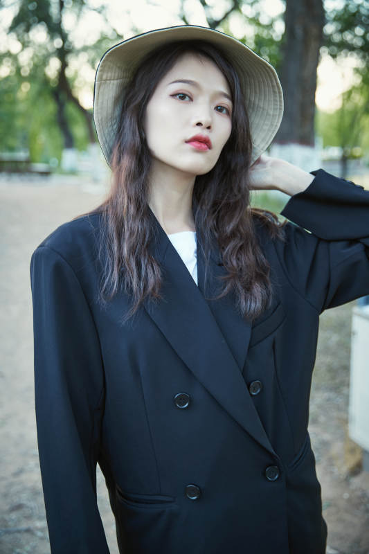 户外公园夕阳下逆光拍摄的亚洲美少女图片