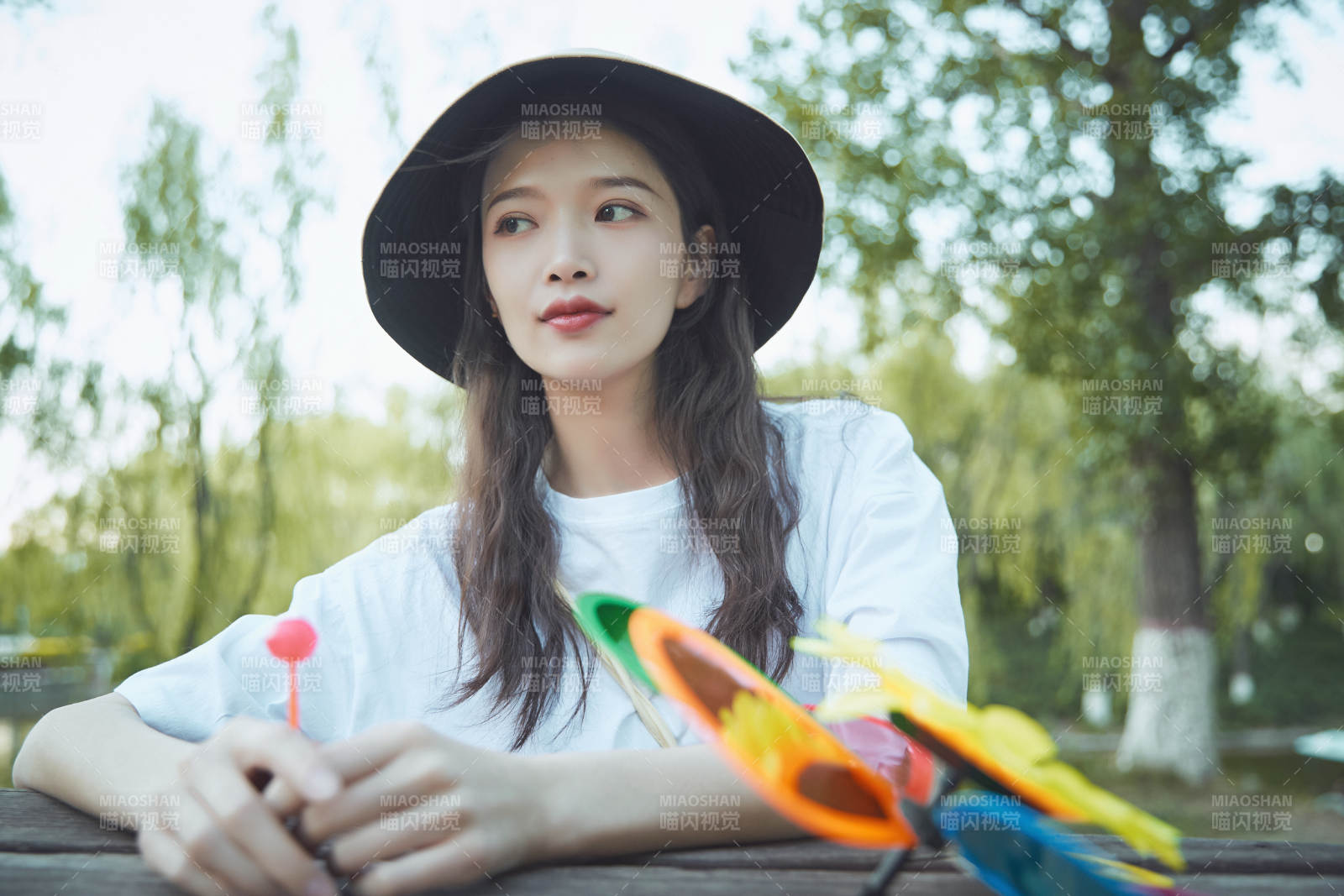 公园湖边吃棒棒糖的亚洲可爱少女图片