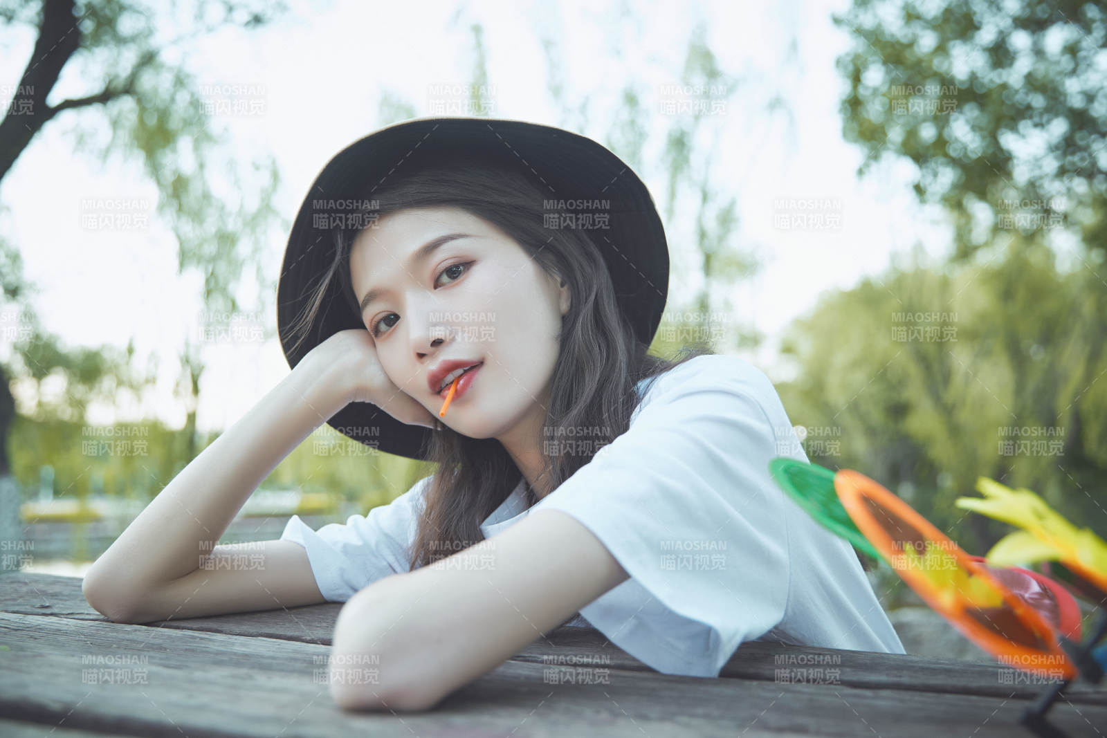 公园湖边吃棒棒糖的亚洲可爱少女图片