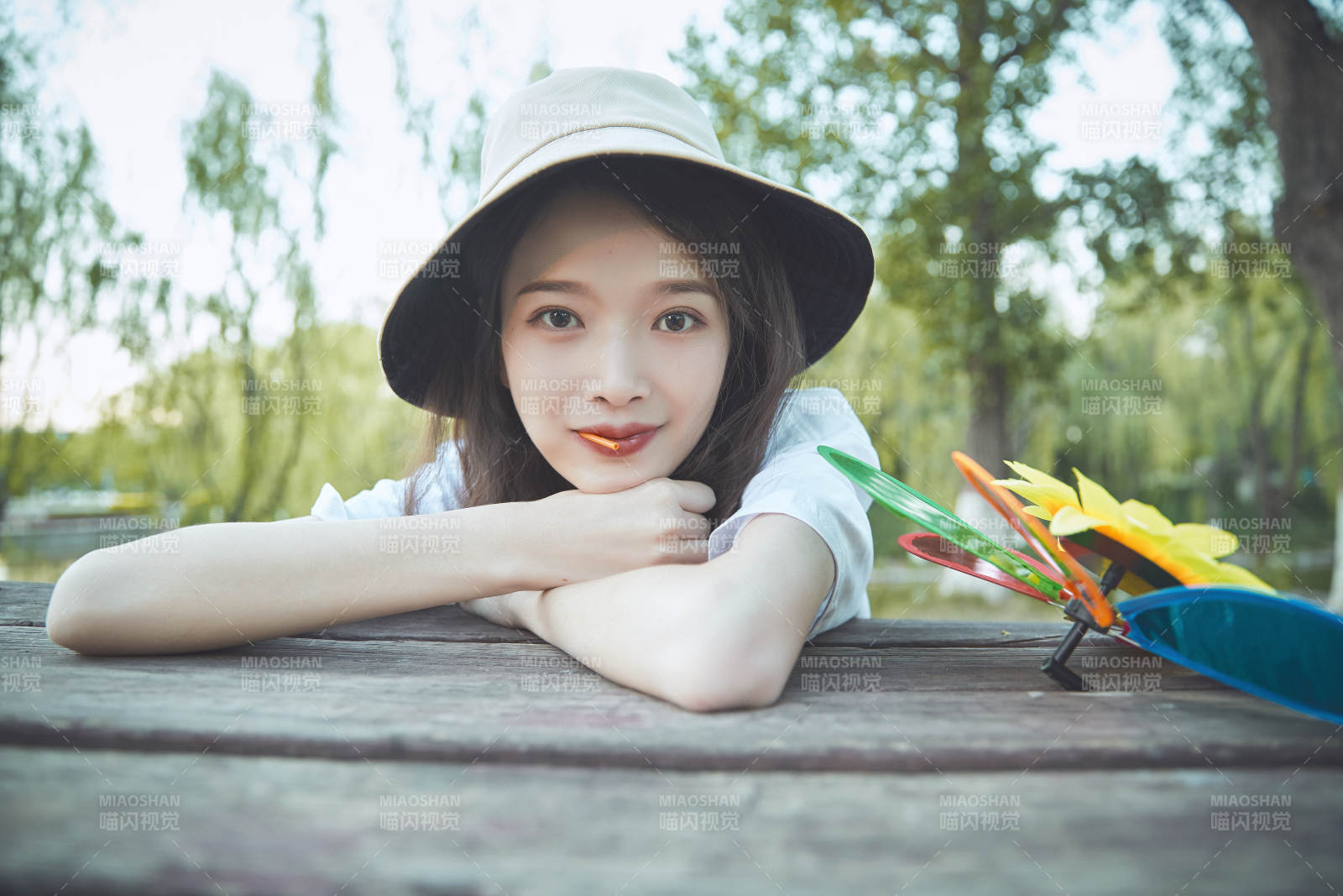 公园湖边吃棒棒糖的亚洲可爱少女图片