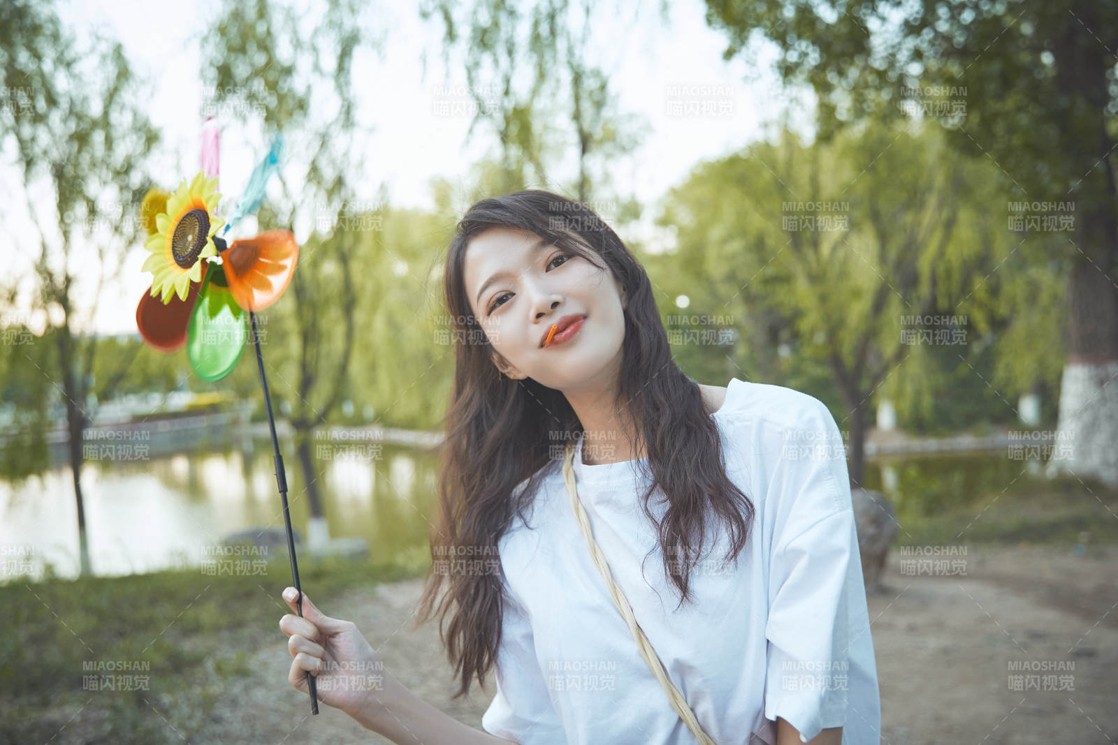 手拿彩色风车玩耍的亚洲少女图片