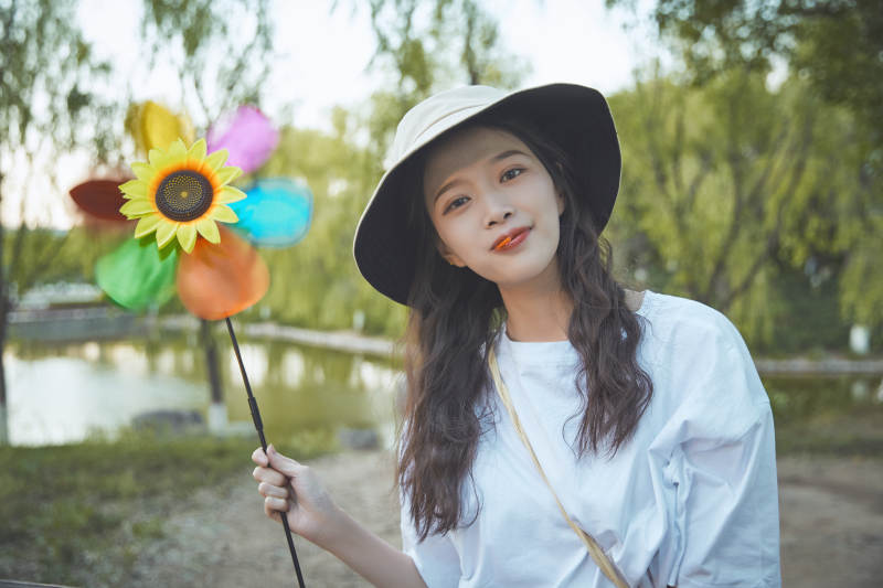 手拿彩色风车玩耍的亚洲少女图片