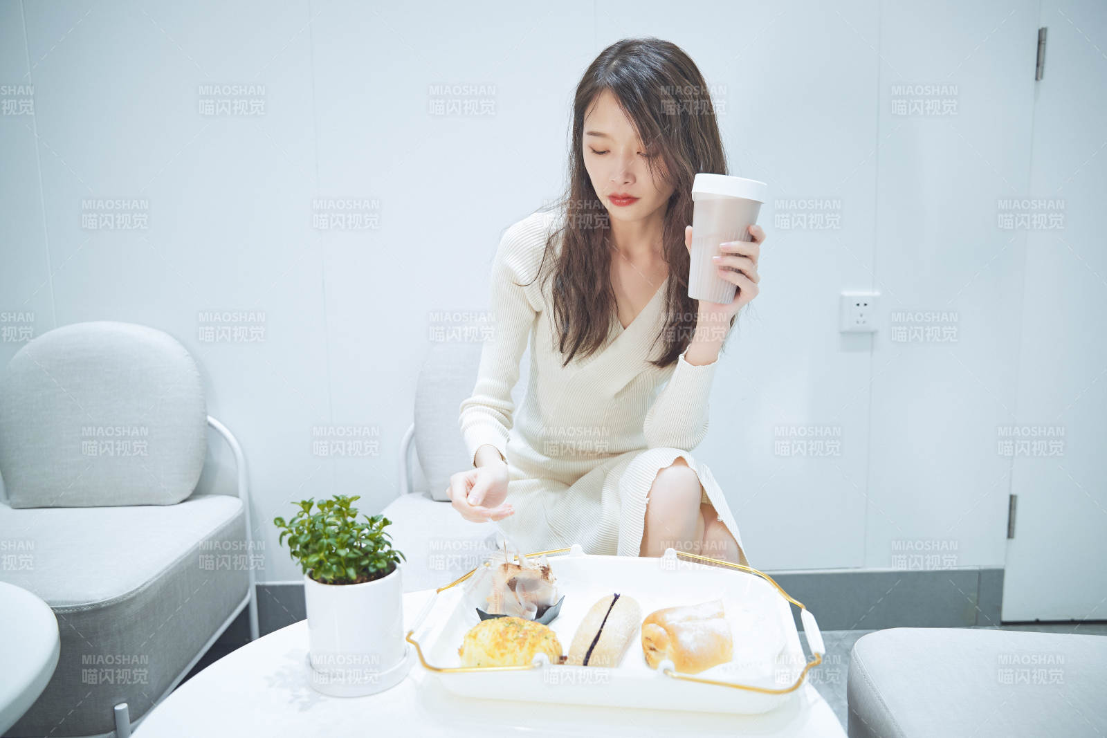 在烘焙店吃面包喝牛奶的可爱亚洲少女图片