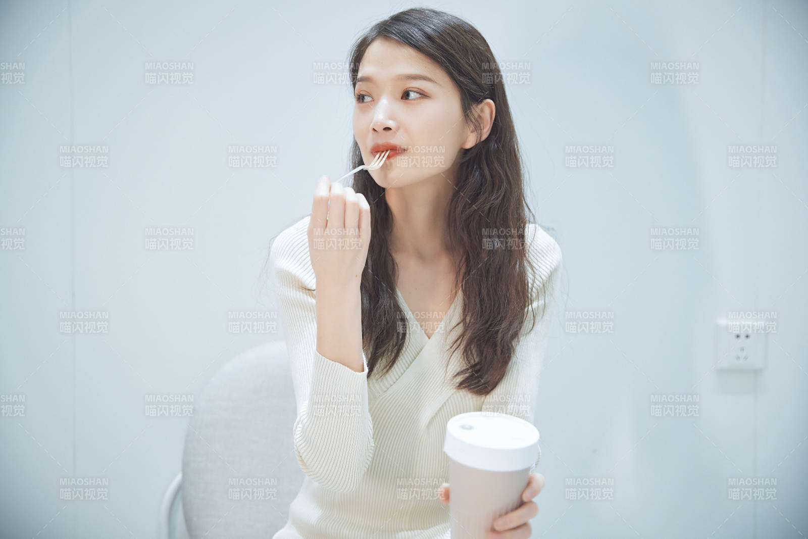 在烘焙店吃面包喝牛奶的可爱亚洲少女图片