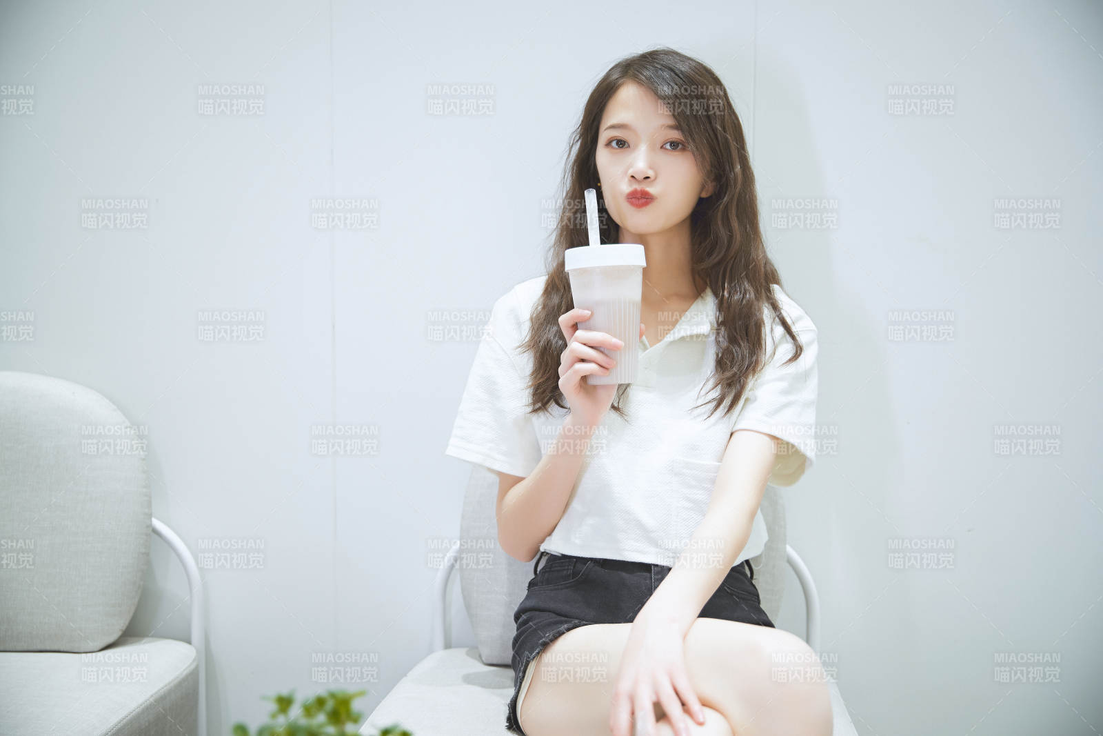 在烘焙店吃面包喝牛奶的可爱亚洲少女图片