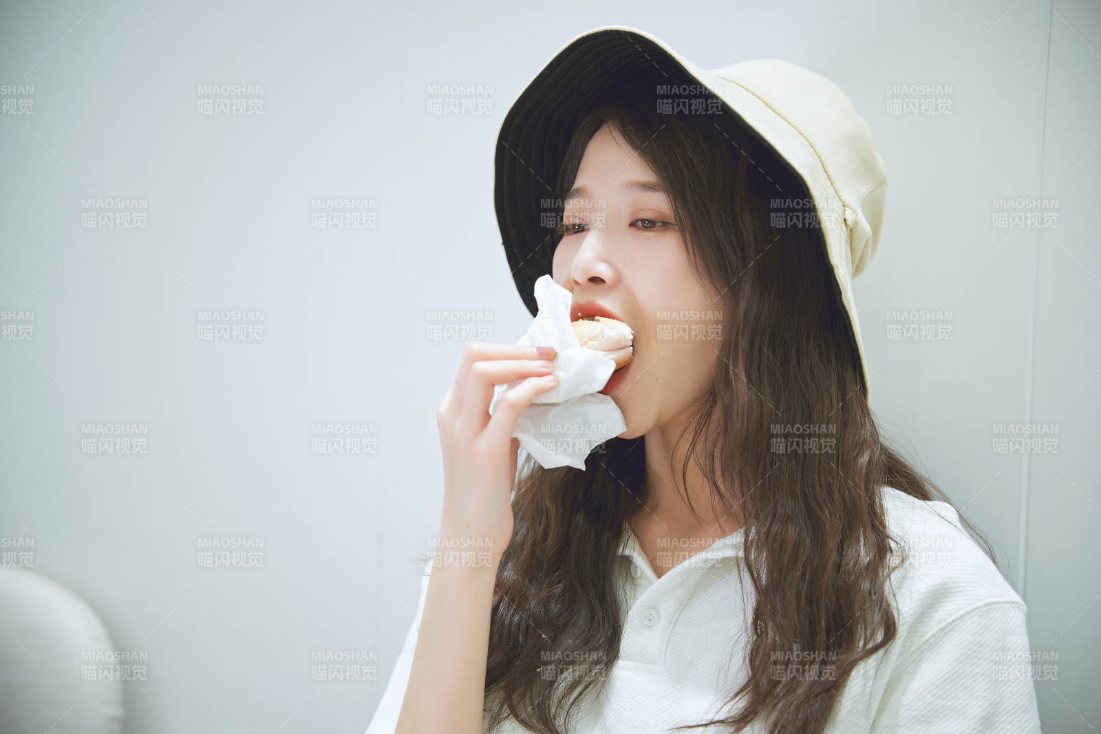 在烘焙店吃面包喝牛奶的可爱亚洲少女图片