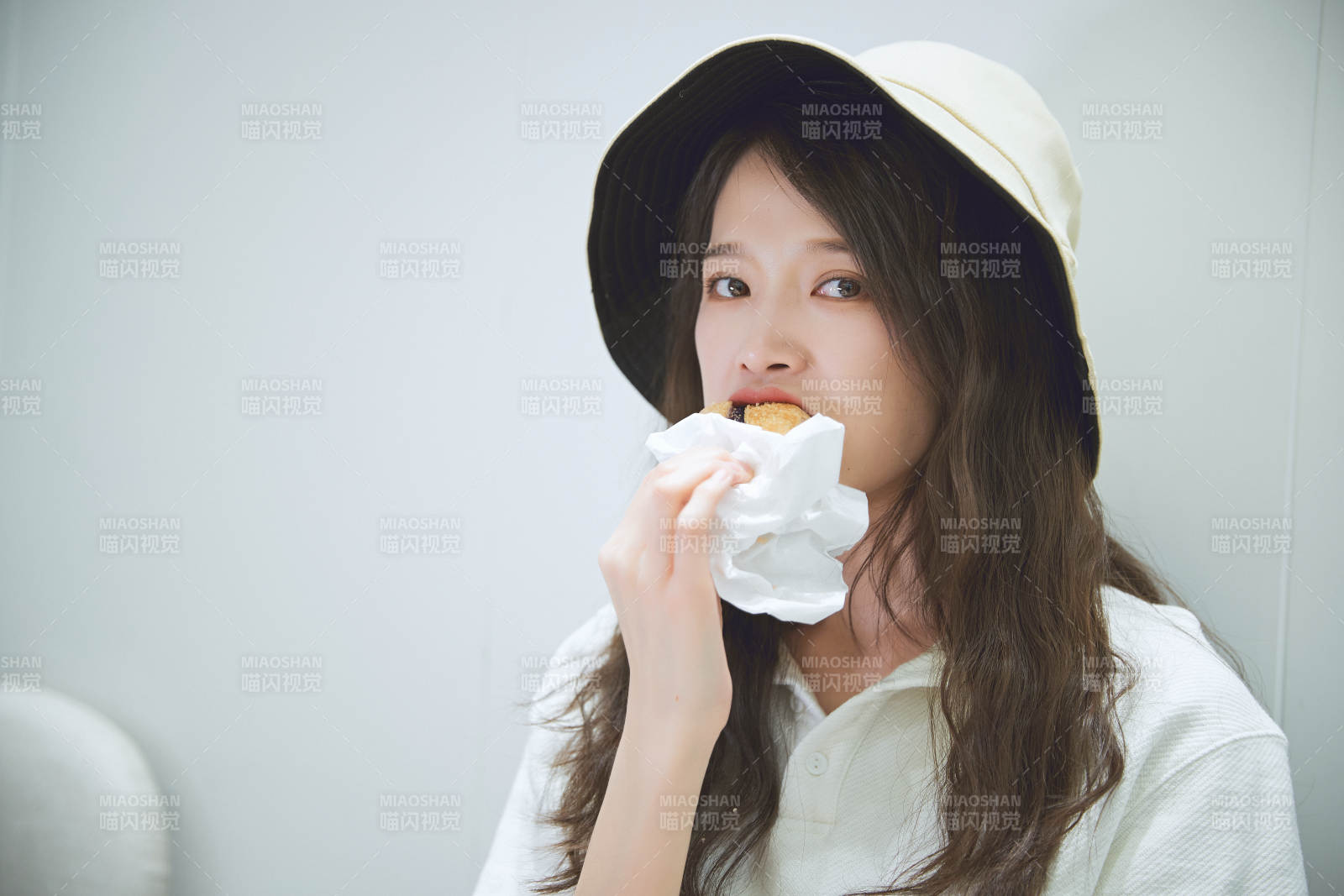 在烘焙店吃面包喝牛奶的可爱亚洲少女图片