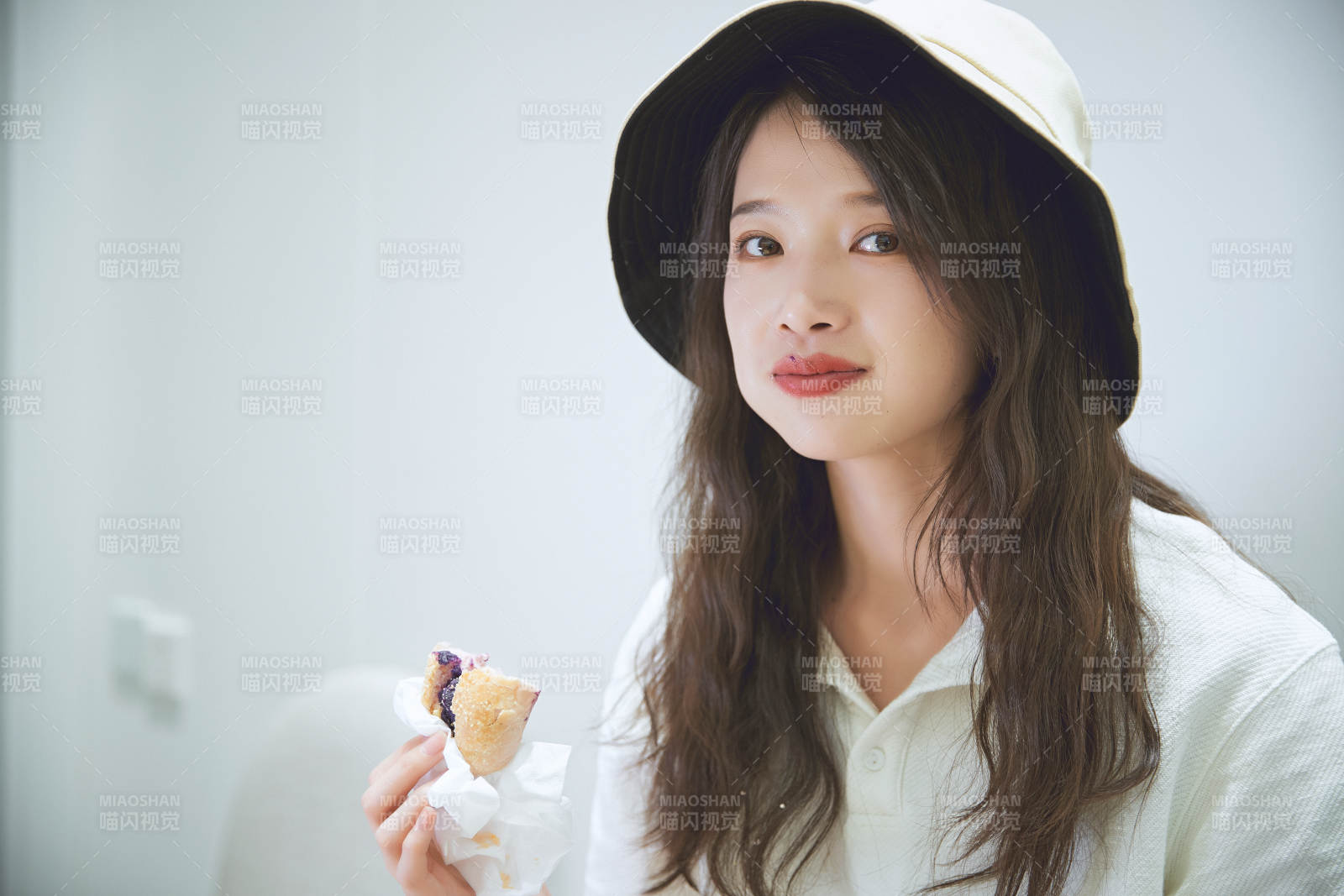 在烘焙店吃面包喝牛奶的可爱亚洲少女图片