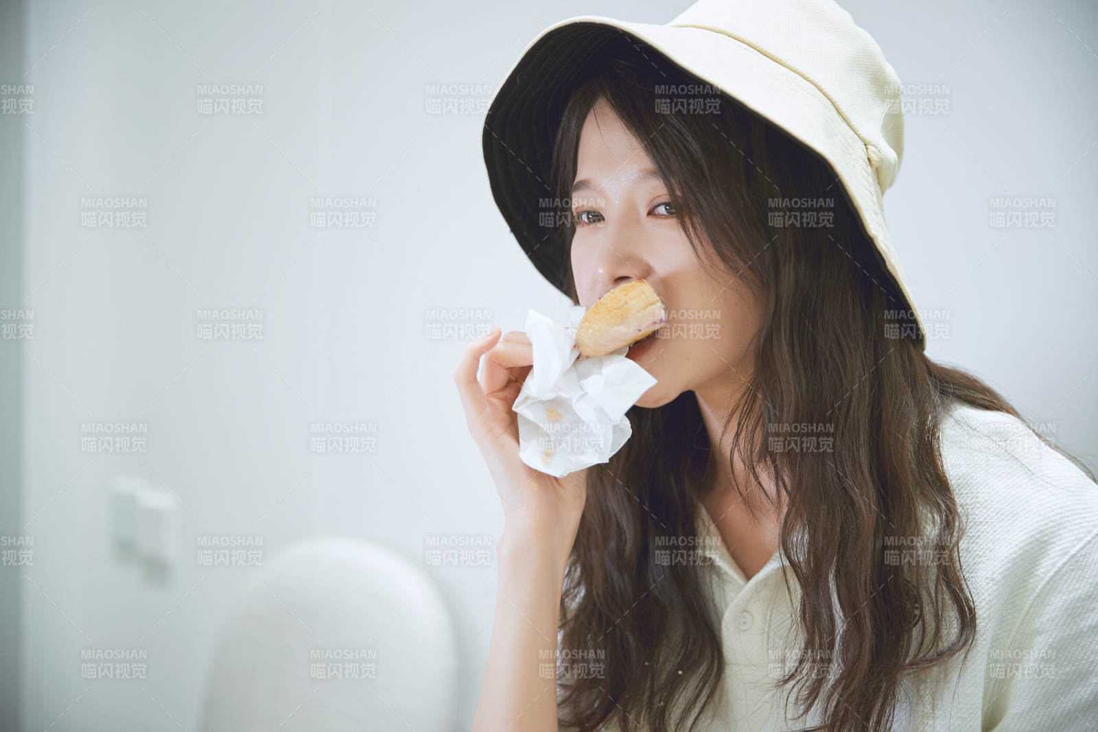 在烘焙店吃面包喝牛奶的可爱亚洲少女图片