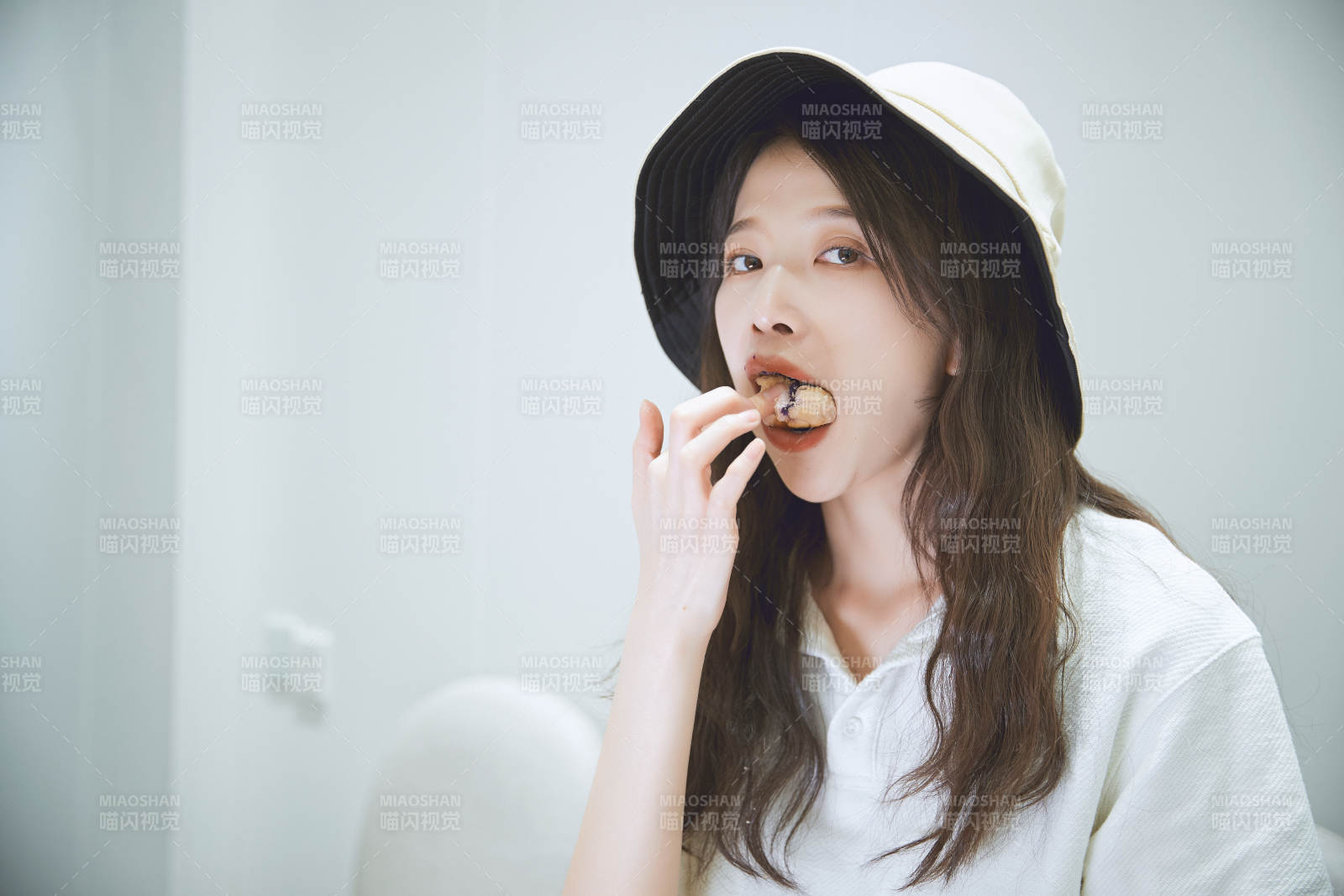 在烘焙店吃面包喝牛奶的可爱亚洲少女图片