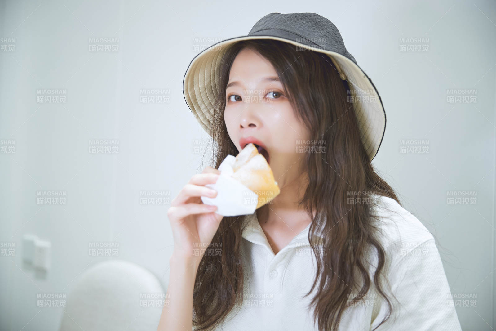 在烘焙店吃面包喝牛奶的可爱亚洲少女图片