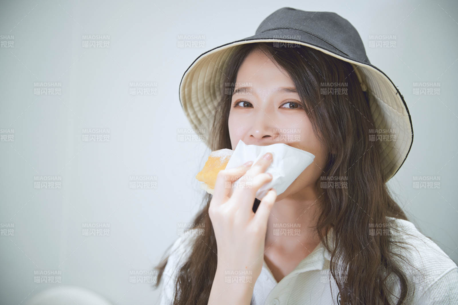 在烘焙店吃面包喝牛奶的可爱亚洲少女图片