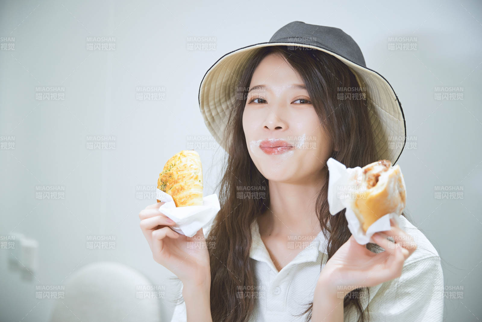 在烘焙店吃面包喝牛奶的可爱亚洲少女图片