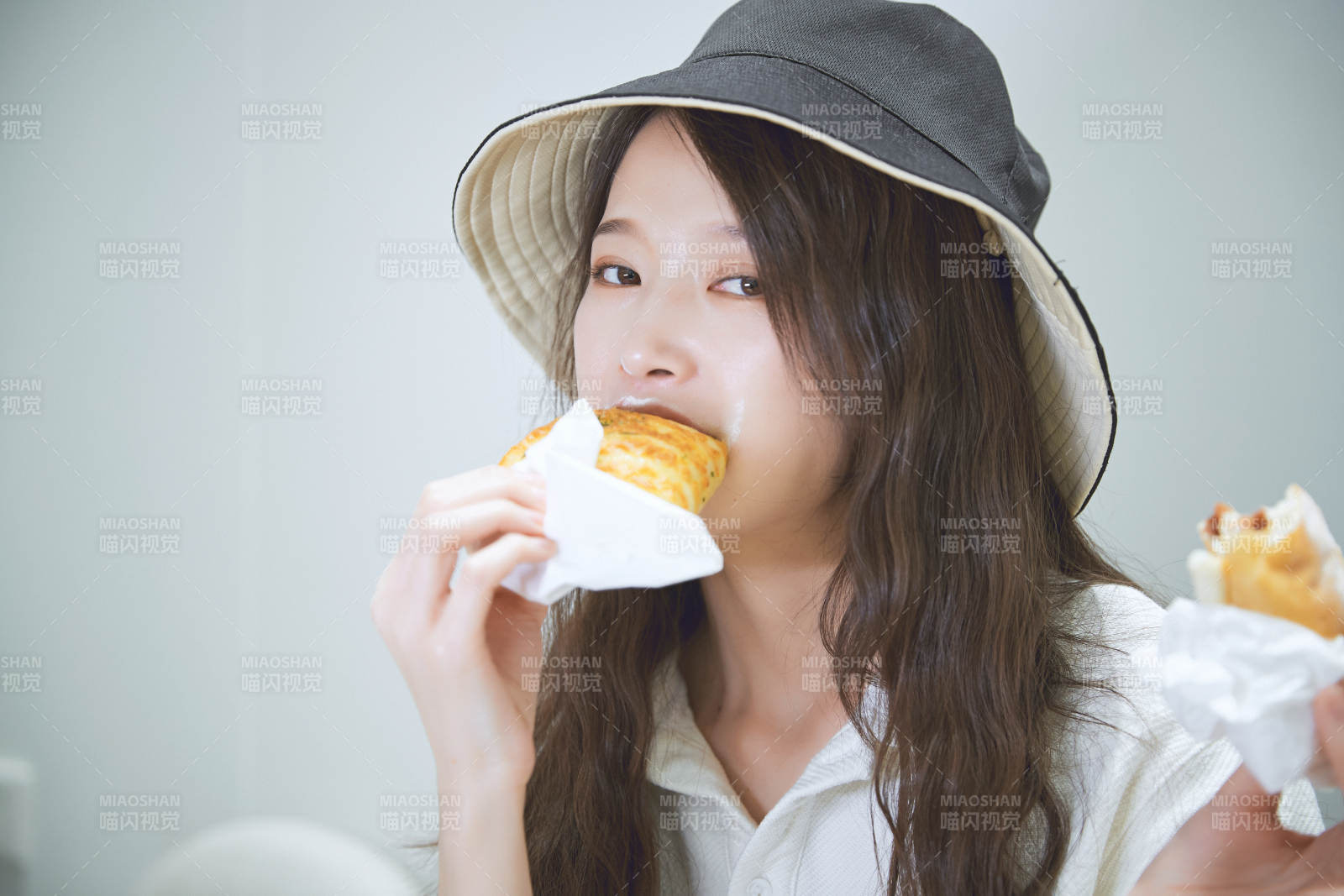 在烘焙店吃面包喝牛奶的可爱亚洲少女图片