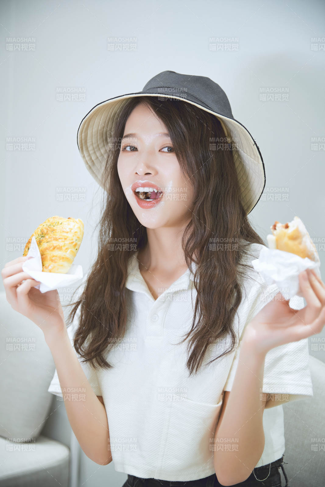 在烘焙店吃面包喝牛奶的可爱亚洲少女图片