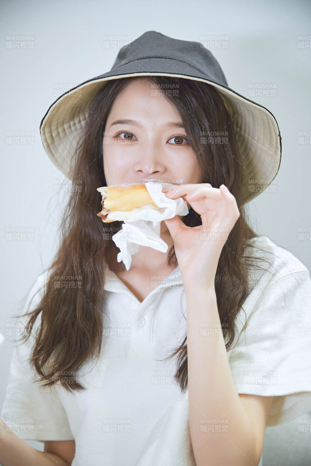 在烘焙店吃面包喝牛奶的可爱亚洲少女图片