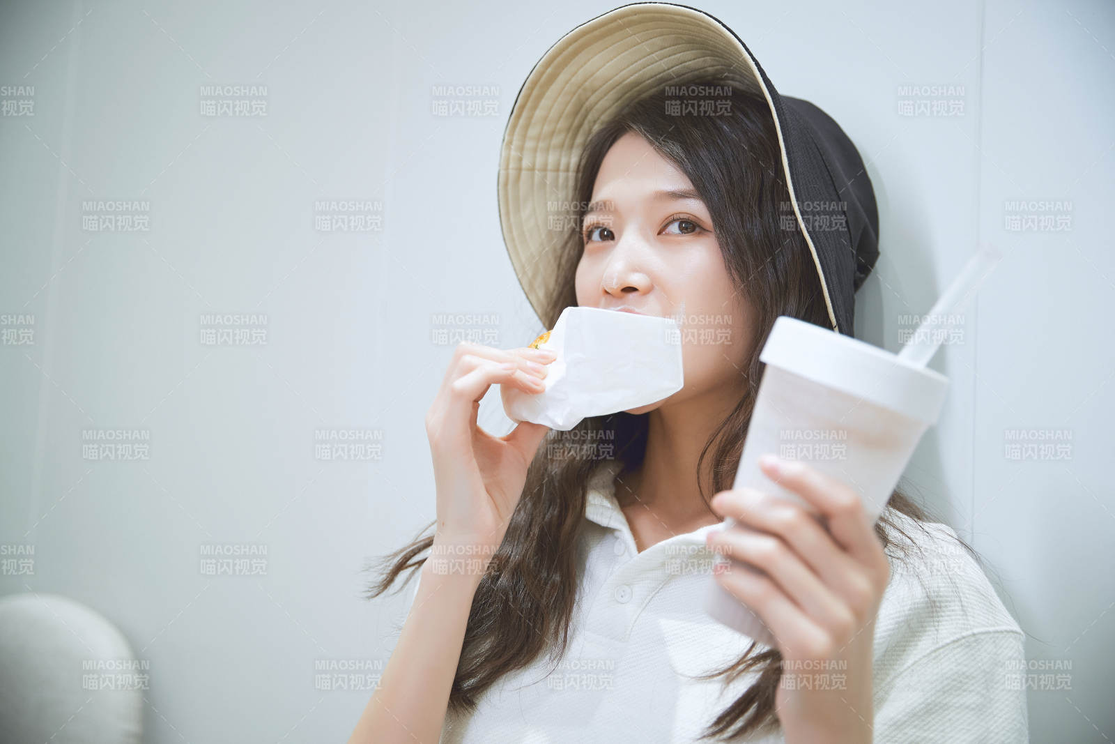 在烘焙店吃面包喝牛奶的可爱亚洲少女图片