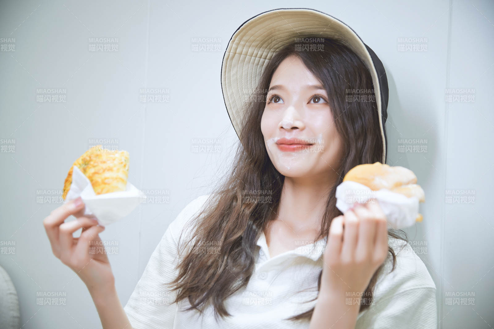 在烘焙店吃面包喝牛奶的可爱亚洲少女图片