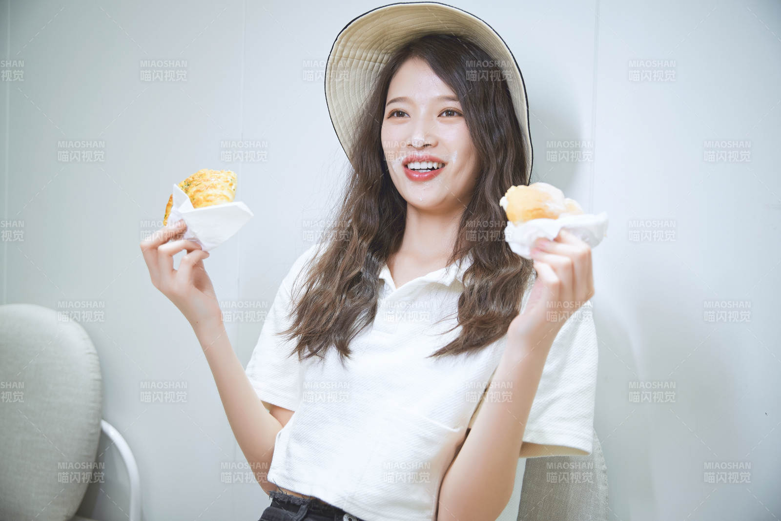 在烘焙店吃面包喝牛奶的可爱亚洲少女图片