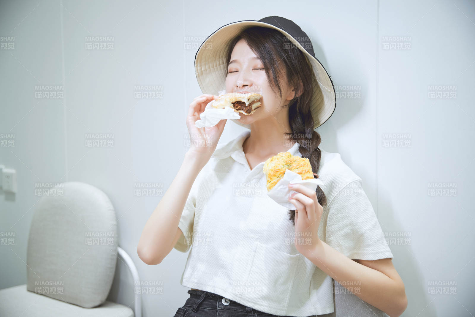 在烘焙店吃面包喝牛奶的可爱亚洲少女图片