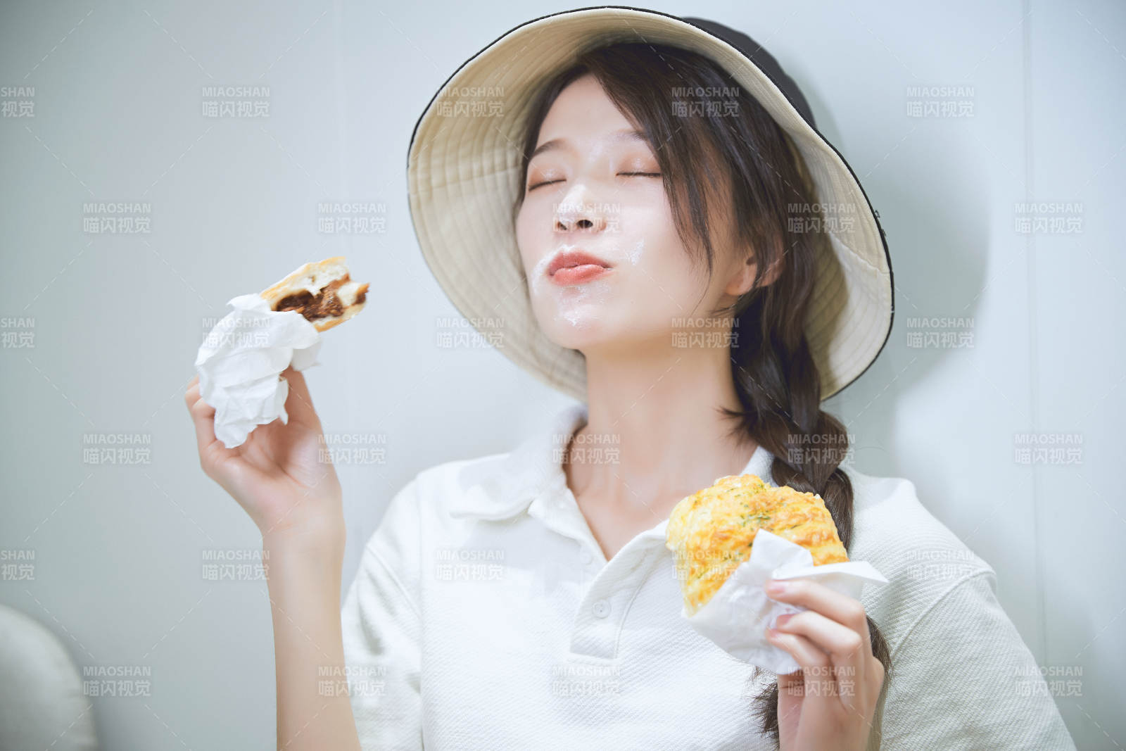 在烘焙店吃面包喝牛奶的可爱亚洲少女图片