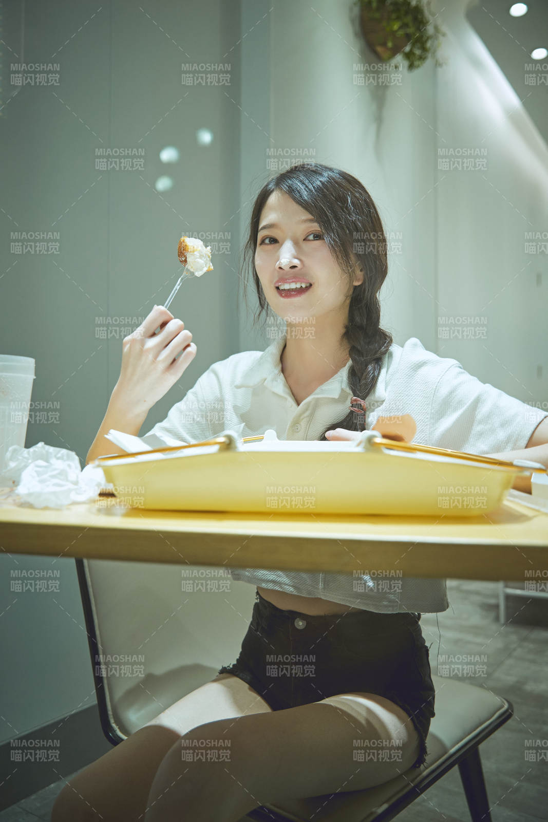 在烘焙店吃面包喝牛奶的可爱亚洲少女图片