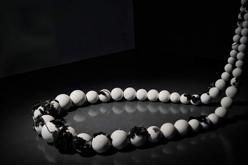 黑白珠链静谧之美图片