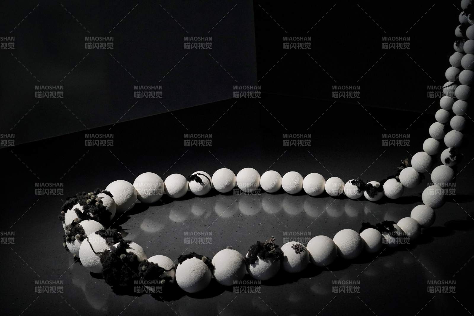 黑白珠链静谧之美图片