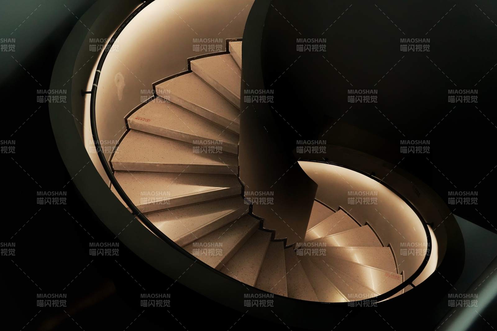 螺旋阶梯的光影图片