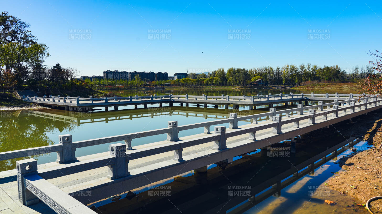 湖畔长桥映碧水图片