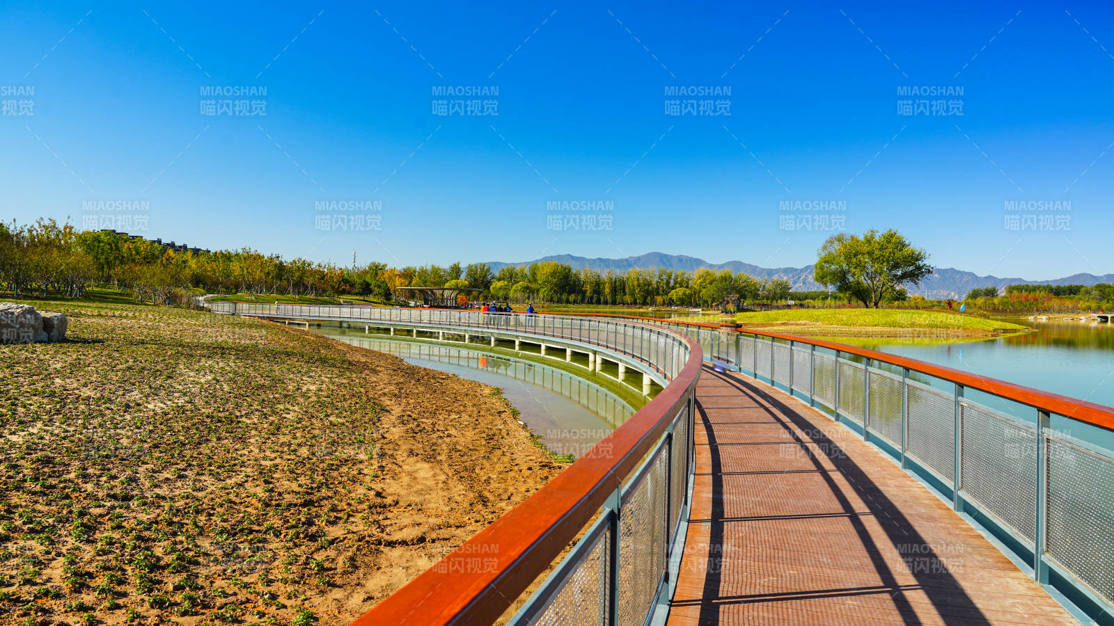 湖畔栈道风光图片