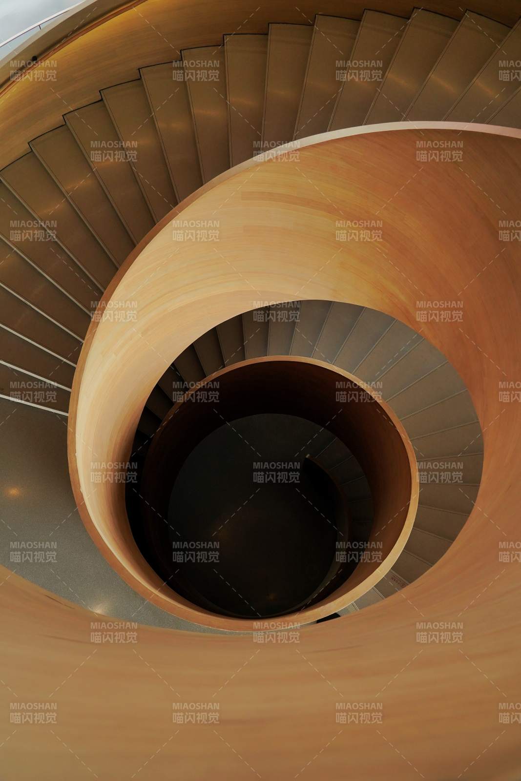 螺旋楼梯的优雅曲线图片