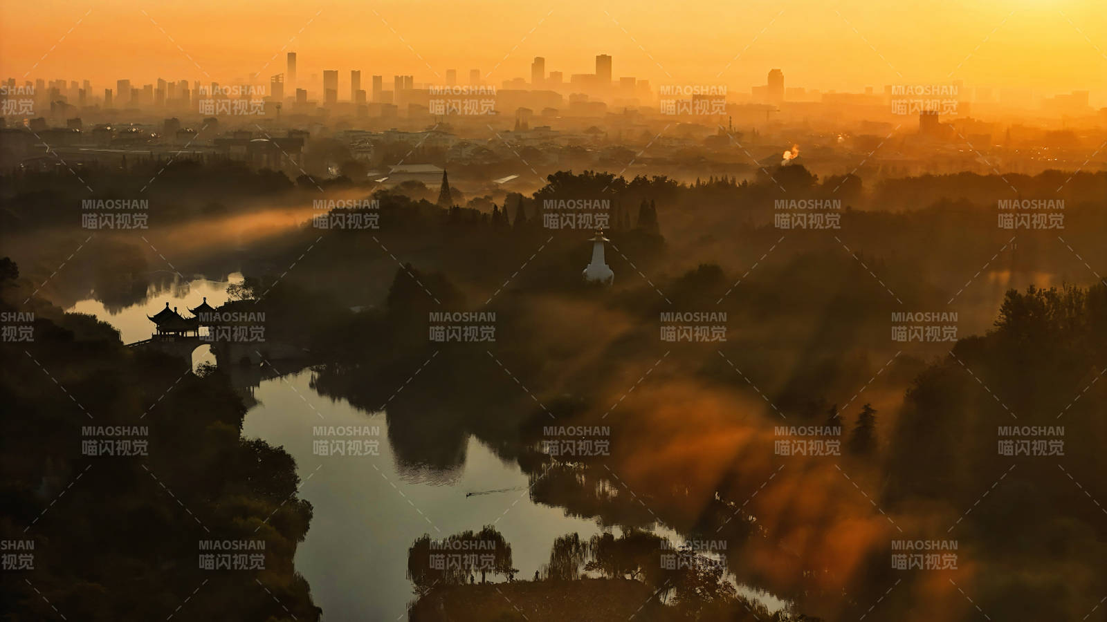 江苏扬州瘦西湖 晨雾中的城市剪影图片