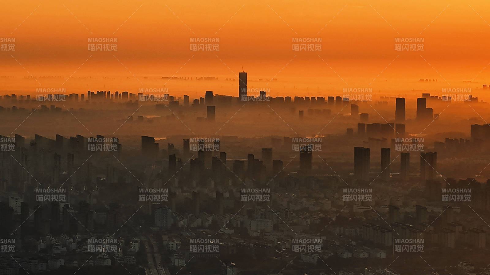 晨雾中的城市剪影图片