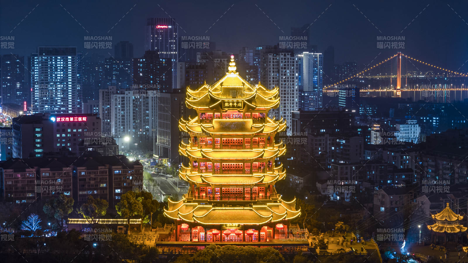 湖北武汉 夜幕下的黄鹤楼图片